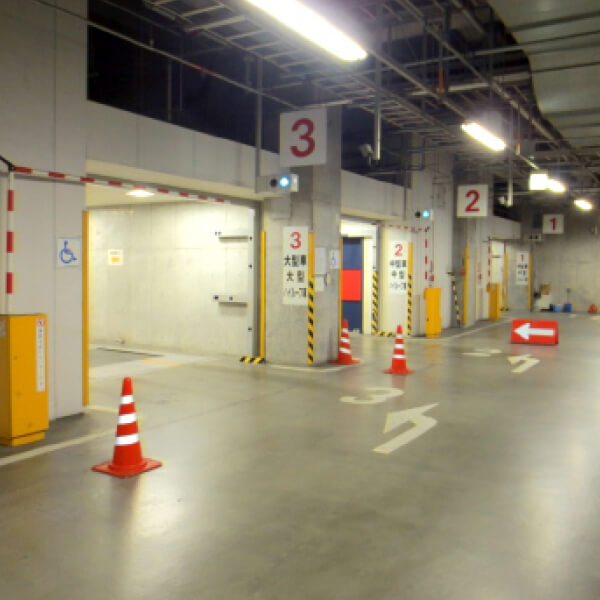 蛍池駅西地下駐車場